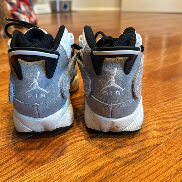 Only worn a handful of times. Very cool air Jordan’s. Boys size 4. - Picture 3 of 8